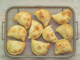 Pastel de forno com massa de guaraná: Delícia crocante que derrete na boca