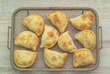 Pastel de forno com massa de guaraná: Delícia crocante que derrete na boca