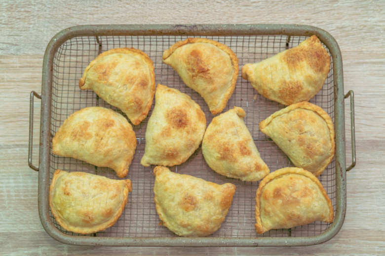 Pastel de forno com massa de guaraná: Delícia crocante que derrete na boca