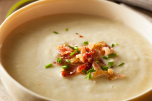 Sopa Cremosa de Alho-Poró com Bacon: Sabor e Conforto