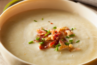 Sopa Cremosa de Alho-Poró com Bacon: Sabor e Conforto