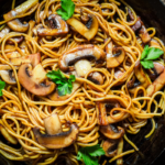 Macarrão com cogumelos e molho especial: Uma explosão de sabor