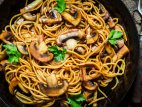 Macarrão com cogumelos e molho especial: Uma explosão de sabor