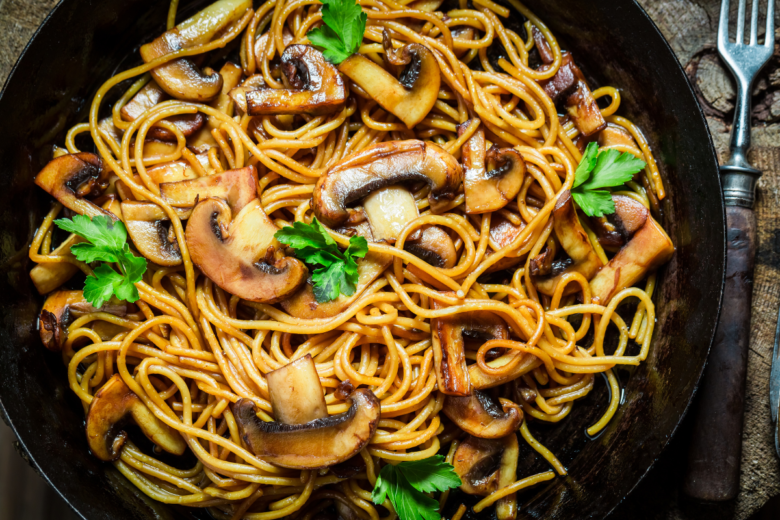 Macarrão com cogumelos e molho especial: Uma explosão de sabor