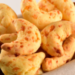 Biscoito de polvilho com queijo e fubá: Uma crocância única