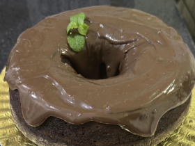 Bolo de chocolate com cobertura de chocolate meio amargo