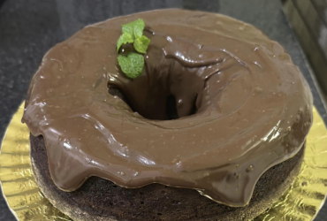 Bolo de chocolate com cobertura de chocolate meio amargo