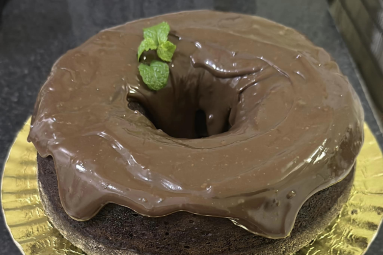 Bolo de chocolate com cobertura de chocolate meio amargo