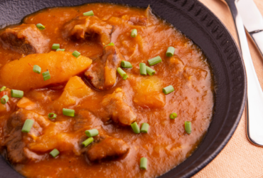 Acém com mandioca na panela de pressão: Prático e saboroso para o dia a dia