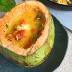 Moqueca de camarão no coco verde: Uma experiência única de sabor e apresentação