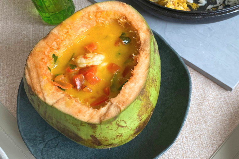 Moqueca de camarão no coco verde: Uma experiência única de sabor e apresentação