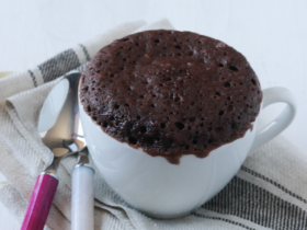 Bolo de caneca de chocolate: Pronto em minutos