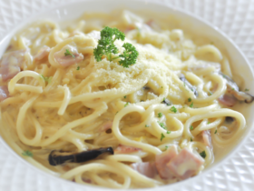 Macarrão Cremoso Carbonara: Uma explosão de sabor para sua mesa