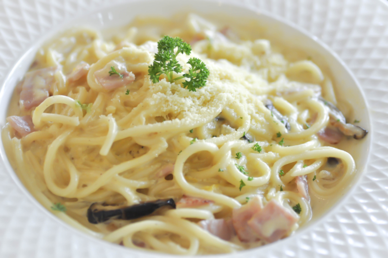 Macarrão Cremoso Carbonara: Uma explosão de sabor para sua mesa