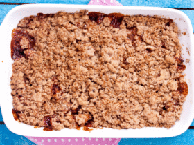 Crumble de Frutas: A receita francesa simples que vai salvar as frutas esquecidas na geladeira