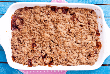 Crumble de Frutas: A receita francesa simples que vai salvar as frutas esquecidas na geladeira
