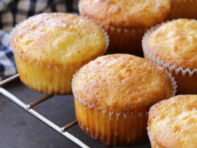 Bolinho Inglês Fofinho que Derrete na Boca: Aprenda a Fazer Essa Delícia em Casa