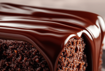 Delicioso Bolo de Cenoura com Calda de Chocolate Cremosa