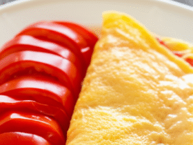 Omelete com Queijo e Tomate: Uma Receita Clássica e Deliciosa
