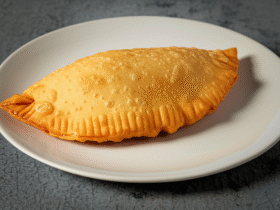 Pastel Caseiro Crocante: Receita Fácil e História Deliciosa