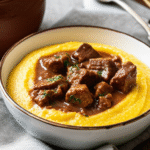 Polenta Cremosa com Molho de Carne: Receita Tradicional Italiana