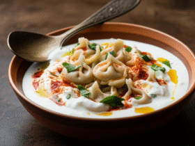 Manti: Deliciosos Dumplings Turcos com Iogurte e Especiarias