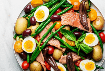 Salada Niçoise Clássica: Uma Explosão de Sabores da Riviera Francesa