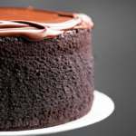 Delicioso Bolo de Chocolate com Cobertura Cremosa de Brigadeiro