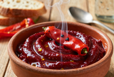 Ajvar: O Caviar Vegetal dos Bálcãs com Pimentão Assado