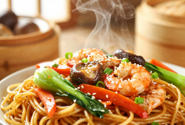 Chow Mein Clássico: Macarrão Chinês Salteado com Legumes e Proteína