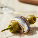 Gilda: O Clássico Pintxo Basco Salgado e Picante