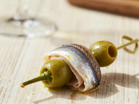 Gilda: O Clássico Pintxo Basco Salgado e Picante