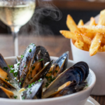 Moules-Frites: Mexilhões no Vinho Branco com Batatas Fritas Crocantes