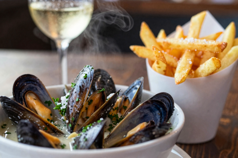 Moules-Frites: Mexilhões no Vinho Branco com Batatas Fritas Crocantes 1 Moules-Frites: Mexilhões no Vinho Branco com Batatas Fritas Crocantes