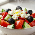 Salada Shopska: A Essência Refrescante da Bulgária