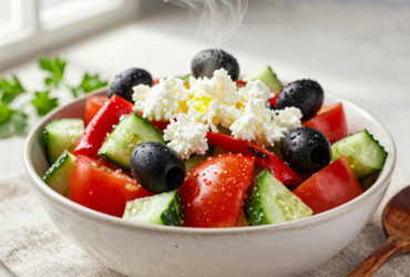 Salada Shopska: A Essência Refrescante da Bulgária