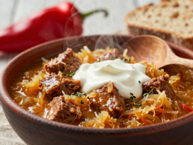 Segedínsky Guláš (Székelygulyás) Clássico com Chucrute Cremoso