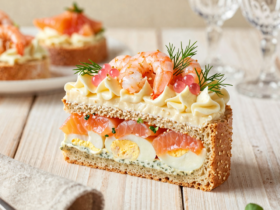 Smörgåstårta: O Bolo Salgado Sueco Festivo