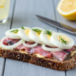 Smørrebrød: O Clássico Sanduíche Aberto Dinamarquês