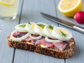 Smørrebrød: O Clássico Sanduíche Aberto Dinamarquês