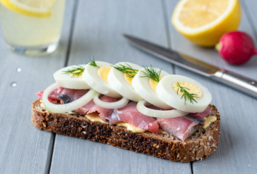 Smørrebrød: O Clássico Sanduíche Aberto Dinamarquês 6 Smørrebrød: O Clássico Sanduíche Aberto Dinamarquês