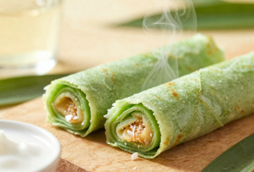 Dadar Gulung: Panqueca Verde Indonésia com Recheio Cremoso de Coco e Açúcar de Palma