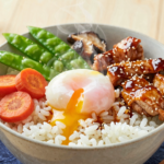 Donburi Clássico: Tigela Japonesa de Arroz Completa