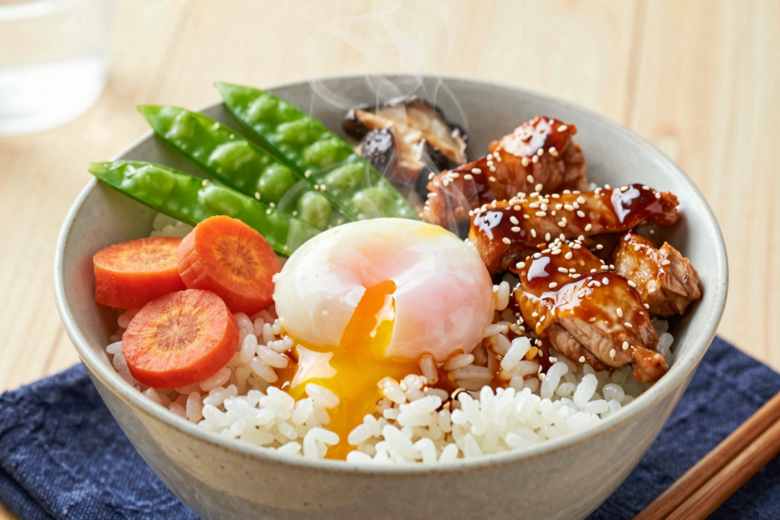 Donburi Clássico: Tigela Japonesa de Arroz Completa