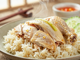 Hainanese Chicken Rice Clássico: Frango Suculento e Arroz Aromático