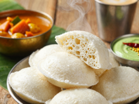 Idli: Bolinhos Indianos de Arroz e Lentilha no Vapor