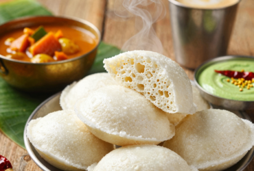 Idli: Bolinhos Indianos de Arroz e Lentilha no Vapor