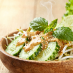 Karedok: Salada Crua Indonésia com Molho de Amendoim Picante