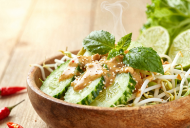 Karedok: Salada Crua Indonésia com Molho de Amendoim Picante