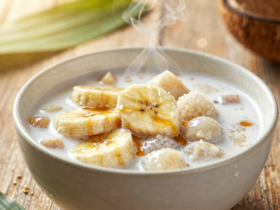 Kolak: Doce Cremoso Indonésio com Banana e Leite de Coco